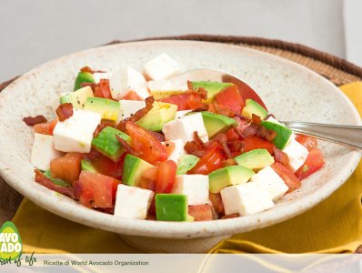 Insalata di Avocado con Bacon e Pomodori