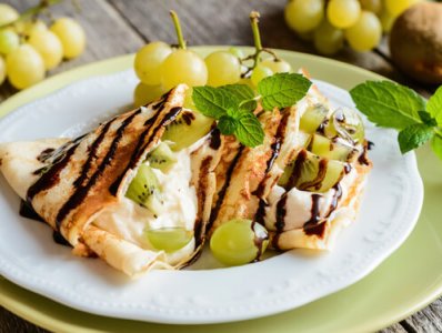 Crepes con kiwi, uva e cioccolato