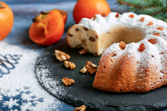 Ciambellone con cachi, uvetta e noci