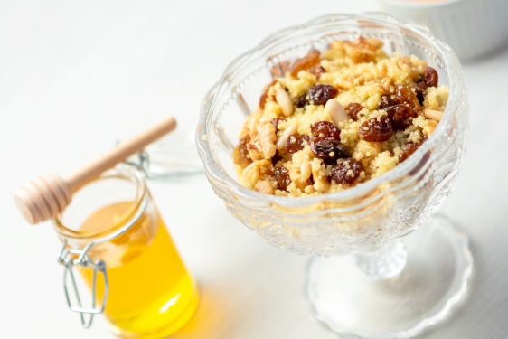 Cous cous dolce con frutta secca e miele