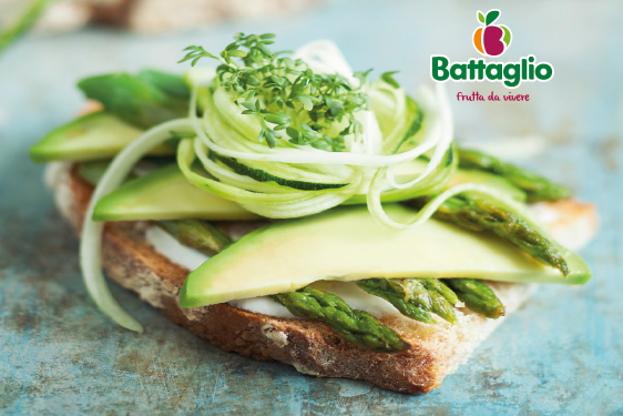 Crostini con avocado, asparagi e crescione