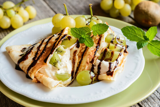 Crèpes con kiwi, uva e cioccolato