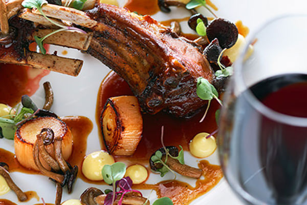 Come abbinare il vino alla carne? Consigli e regole base