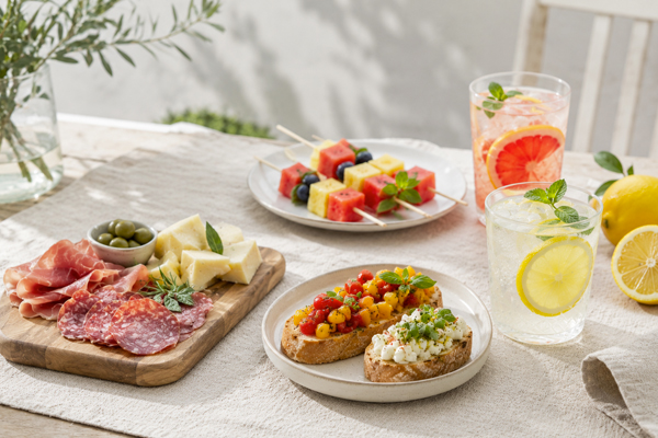 Idee per aperitivi estivi fatti in casa: finger food, taglieri e bevande fresche