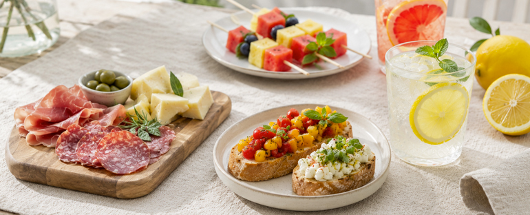 Idee per aperitivi estivi fatti in casa: finger food, taglieri e bevande fresche